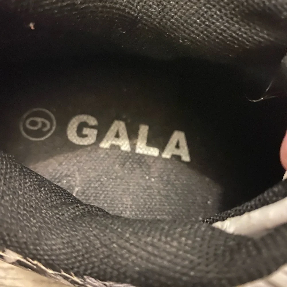 Gala Air black & white sports sneakers size 9 with sports graphic on the…